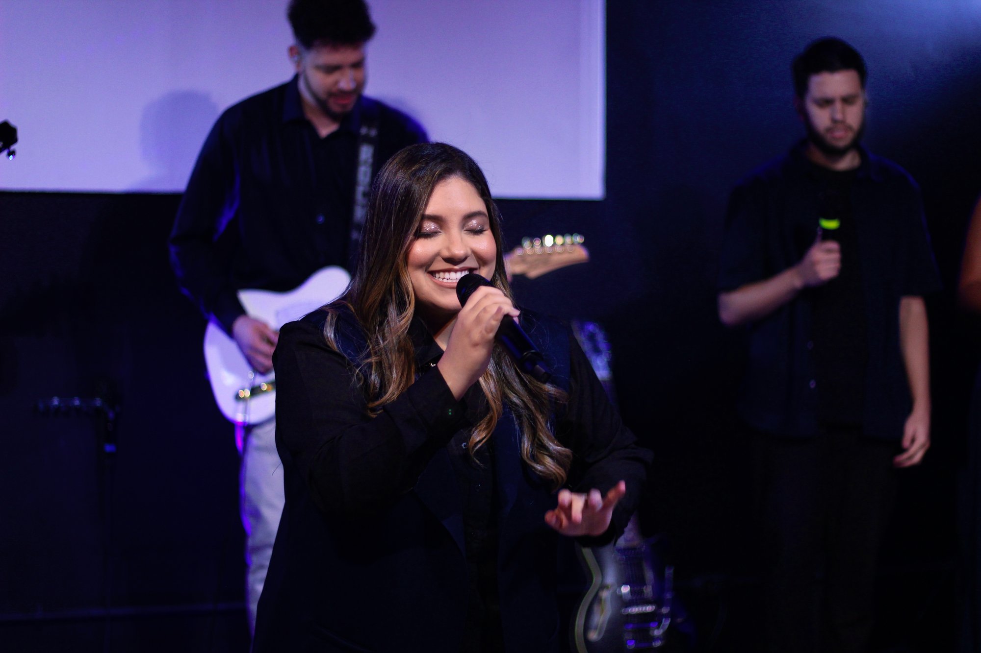 Cássia Cristina cantando em ministração ao vivo